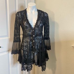 Pyramid collection black lace size small
